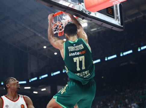 Εντυπωσιακό alley-oop κάρφωμα του Γιούρτσεβεν μετά από πάσα του Σλούκα (vid)