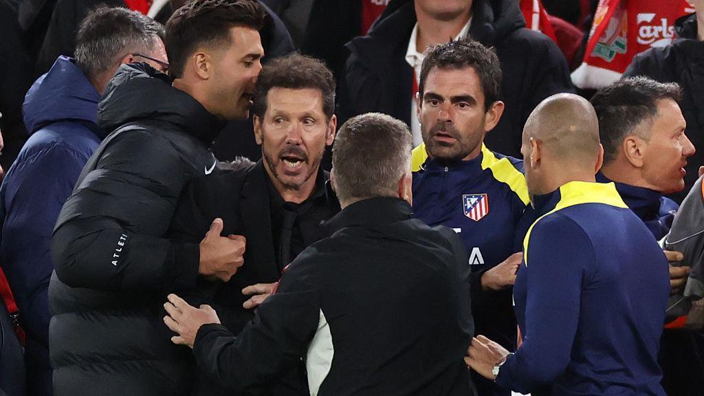 Ξεκίνησε έρευνα η UEFA για όσα έγιναν στο Άνφιλντ – Τι έκανε βοηθός του Σιμεόνε