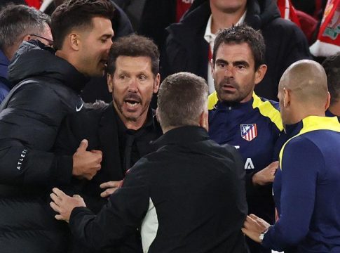 Έξω φρενών ο Σιμεόνε μέτα το γκολ της Λίβερπουλ τα πήρε με το «Άνφιλντ» και αποβλήθηκε (vid)