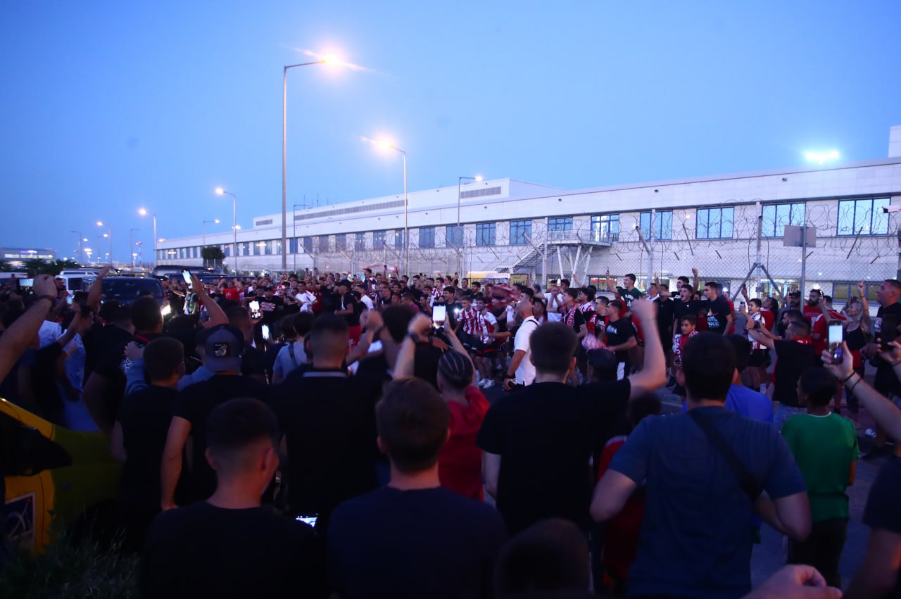 LIVE: «Τρέλα» για Ποντένσε – Χαμός στο Ελ. Βενιζέλος για τον Πορτογάλο σούπερ σταρ (vids)