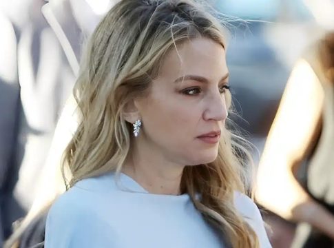 Γαλάζιο για μια γαλαζοαίματη: Μαθεύτηκε η αστρονομική τιμή του φορέματος της Χρυσής Βαρδινογιάννη που φόρεσε στον γάμο του αδελφού της