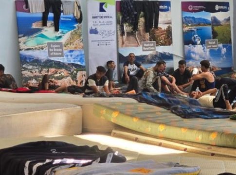 Νέες καραβιές με μετανάστες στην Κρήτη – Σε πρόχειρους χώρους και σε συνθήκες εξαθλίωσης