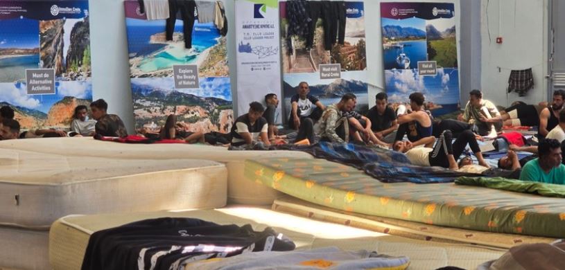 Νέες καραβιές με μετανάστες στην Κρήτη – Σε πρόχειρους χώρους και σε συνθήκες εξαθλίωσης