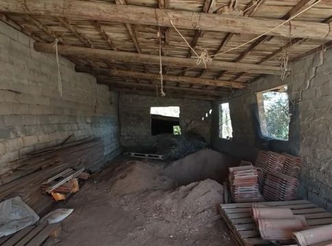 Eλεύθερη η 62χρονη που έθαψε τη μητέρα της για να παίρνει τη σύνταξη – Ομολόγησε το όνομα του συνεργού της
