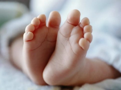 Βρέφος βρέθηκε παρατημένο σε καρότσι σούπερ μάρκετ στην Ακρόπολη