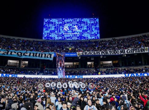 «Λύγισε» ο Μέσι στο τελευταίο του ματς μπροστά στον κόσμο της Αργεντινής – Αποθέωση στο «Μονουμεντάλ» για τον αρχηγό (pics & vids)