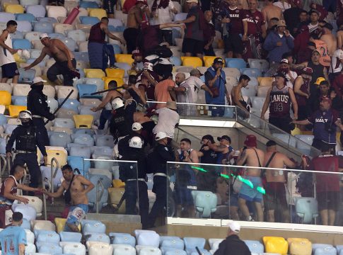 Ένταση μεταξύ οπαδών και αστυνομίας στην αναμέτρηση Φλουμινένσε – Λανούς (vids)