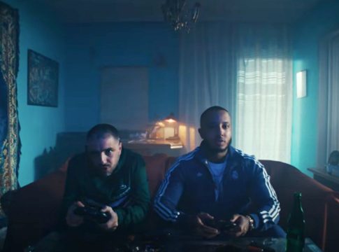 Ο ΛΕΞ παίζει videogame με τον Light, ενώ ένα περιπολικό πλησιάζει το σπίτι, στο νέο videoclip του Capo Dei Capi