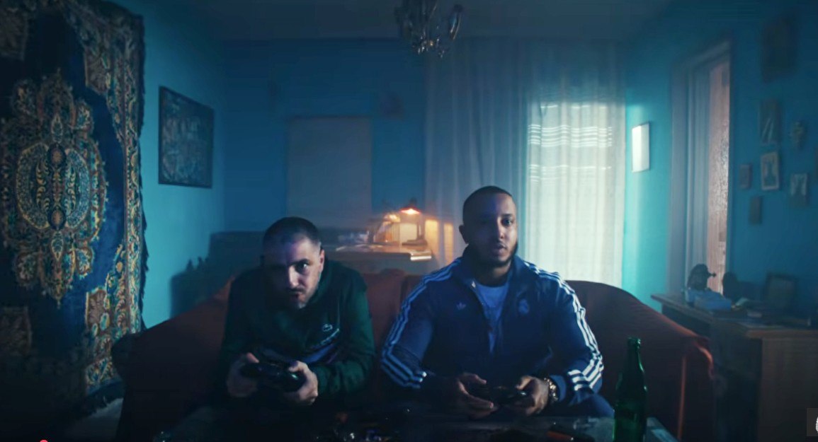 Ο ΛΕΞ παίζει videogame με τον Light, ενώ ένα περιπολικό πλησιάζει το σπίτι, στο νέο videoclip του Capo Dei Capi