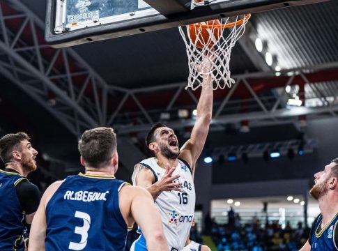 Ο Παπανικολάου ζήτησε αλλαγή στην πρώτη περίοδο, αλλά ξαναμπήκε στη δεύτερη