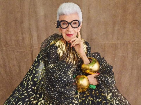 Το κυνήγι του θησαυρού: Fashionistas και συλλέκτες μόδας «λεηλατούν» τη θρυλική γκαρνταρόμπα της Άιρις Άπφελ