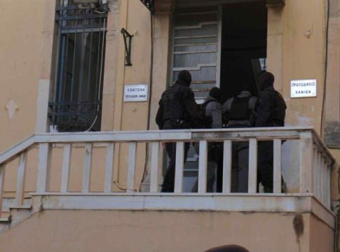 Κρητική μαφία: «Έχω 12 βίντεο να τραβάς τα μαλλιά σου…» – Εκβιασμοί από τον αρχηγό και ξυλοδαρμοί από τον ηγούμενο