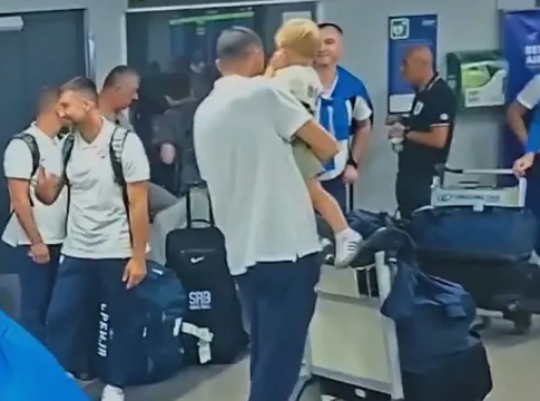 Επέστρεψε στο Βελιγράδι η Σερβία: Ούτε… βλέμμα στις κάμερες ο Γιόκιτς (vid)