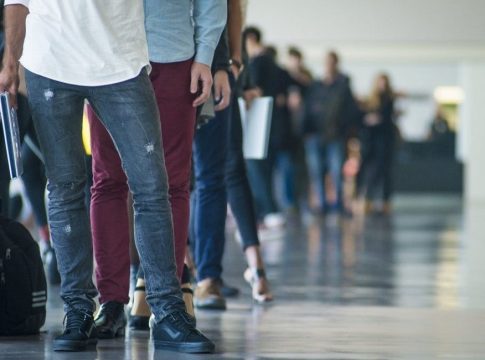 Νεολαία και φοροελαφρύνσεις: Mόνο ο ένας στους τέσσερις νέους φορολογούμενους θα δει όφελος
