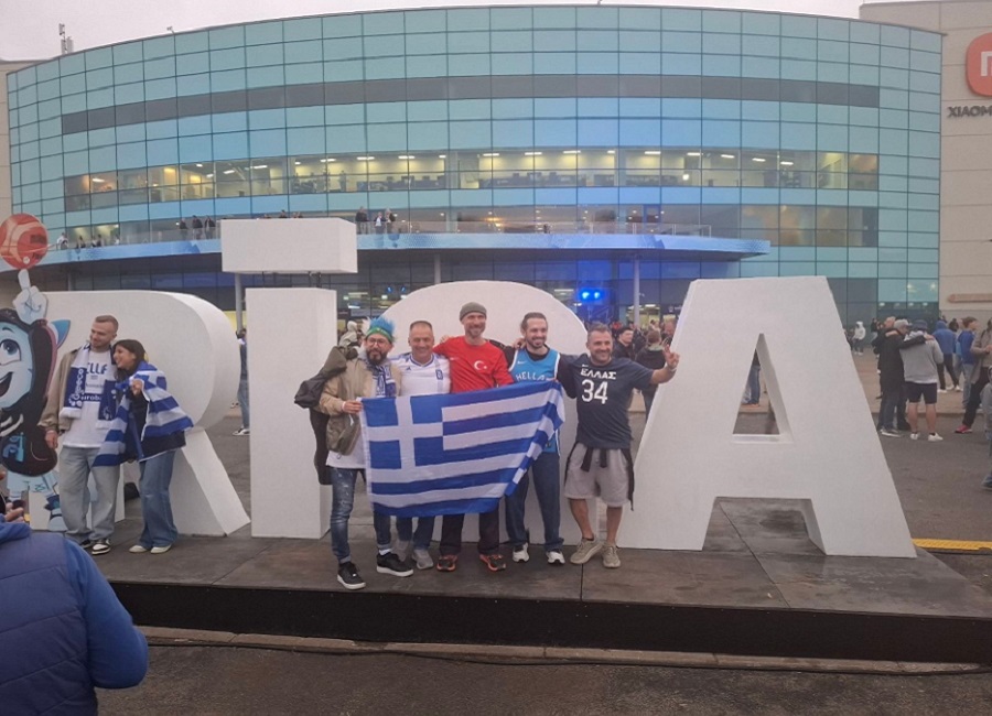 Eurobasket 2025: Μαζί στη fan zone Έλληνες και Τούρκοι φίλαθλοι πριν τον μεγάλο ημιτελικό (pics)
