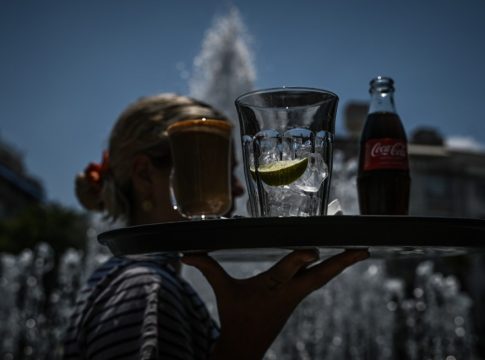 Εστίαση: Οργή και αγανάκτηση στον κλάδο – «Κουλούρι Θεσσαλονίκης χωρίς σουσάμι» μοίρασε ο πρωθυπουργός