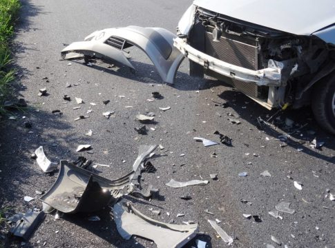 Εκάλη: Βίντεο ντοκουμέντο – Διέλυσε με το όχημά του σταθμευμένο ΙΧ και μηχανή και έφυγε