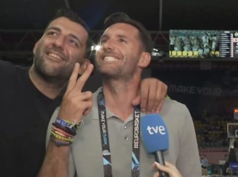 Απίθανο στιγμιότυπο: Ο Μπουρούσης σταμάτησε τις δηλώσεις του Ρούντι για να βγάλουν selfie (vid)