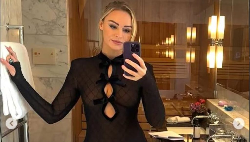 Προκάλεσε… καύσωνα: Αθλητική δημοσιογράφος εμφανίστηκε με διάφανο φόρεμα! (pic)