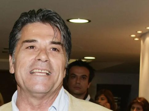 Πάνος Μιχαλόπουλος: Δείτε πώς άλλαξε – Με άσπρα μαλλιά και παραπάνω κιλά (pics)