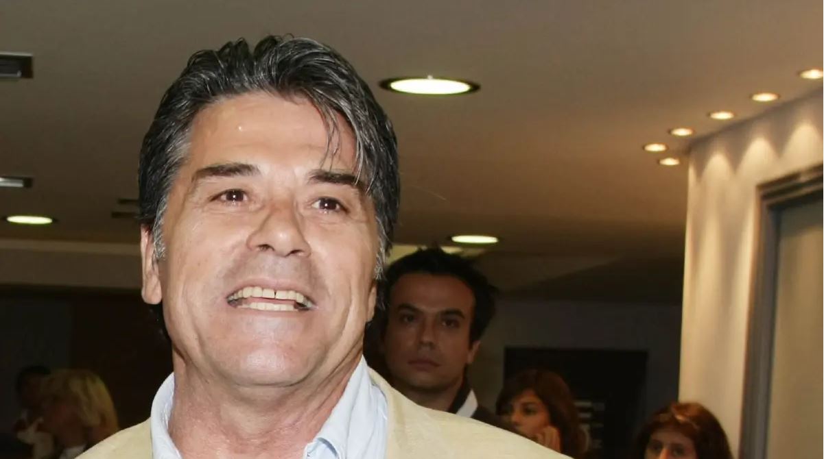 Πάνος Μιχαλόπουλος: Δείτε πώς άλλαξε – Με άσπρα μαλλιά και παραπάνω κιλά (pics)