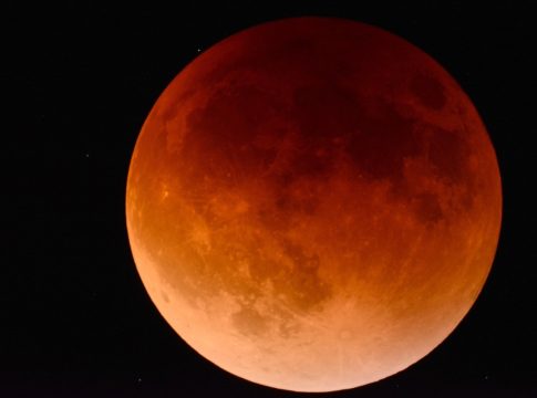 Τι ώρα θα ξεκινήσει η ολική έκλειψη της Σελήνης την Κυριακή – Γιατί το λέμε «ματωμένο φεγγάρι»
