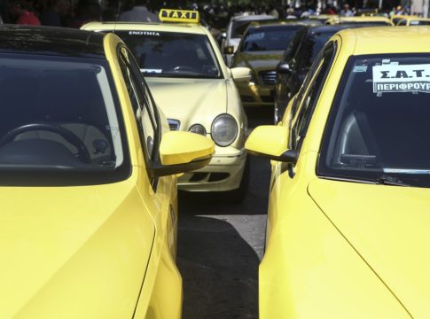 Λυμπερόπουλος: «Θέλουν να κλέψουν τη δουλειά από τα ταξί» – 48ωρη απεργία λόγω των βαν