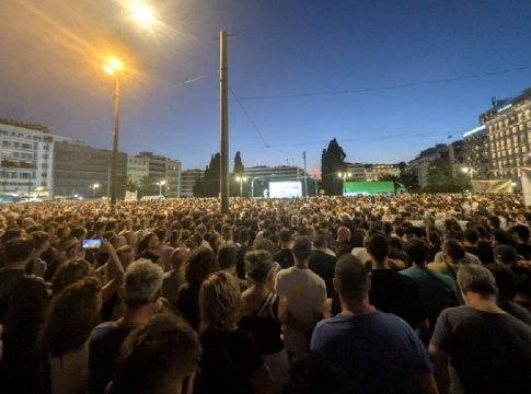 Μεγάλες αντικυβερνητικές διαδηλώσεις στην Ελλάδα – Φωνή λαού στο Σύνταγμα για τα Τέμπη