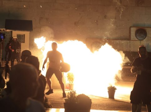 Ένταση στο Σύνταγμα – Μολότοφ και χειροβομβίδες κρότου λάμψης έξω από τη Βουλή (vid)