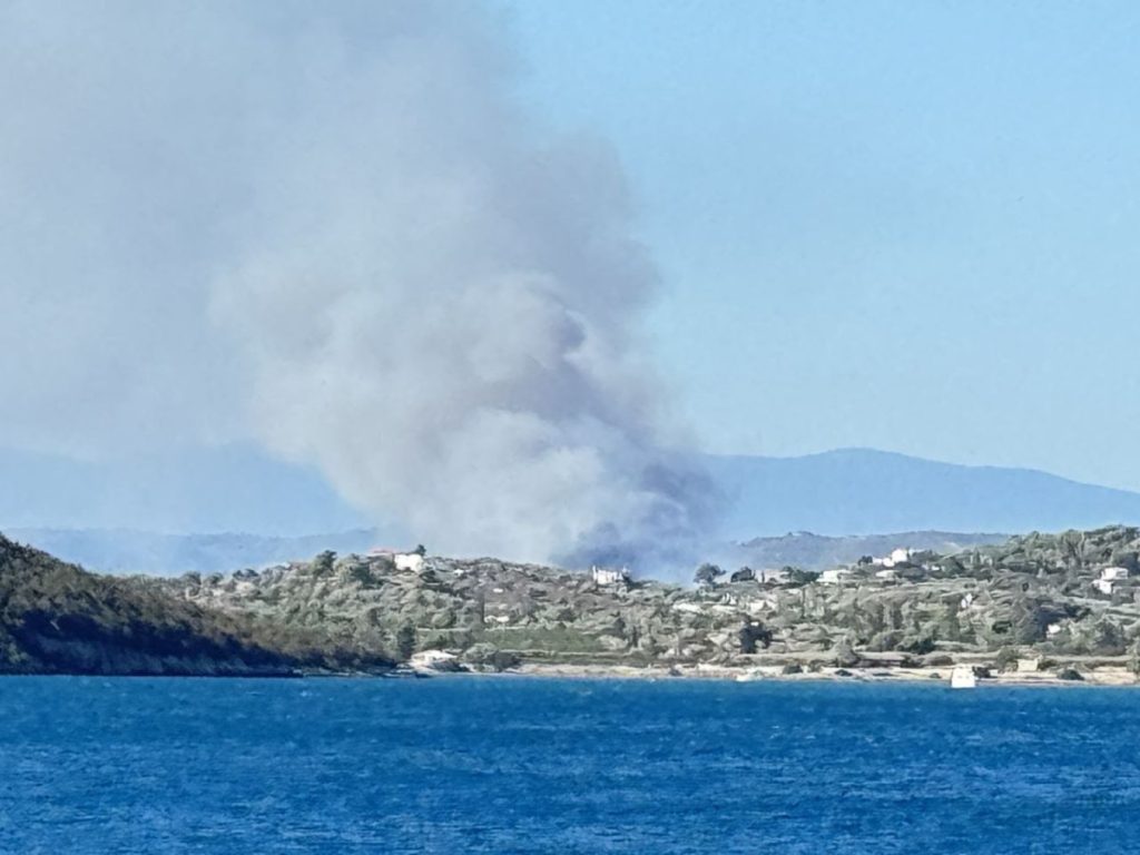 Μεγάλη φωτιά στο Κουνούπι Αργολίδας – Σηκώθηκαν έξι εναέρια – Ήχησε το 112