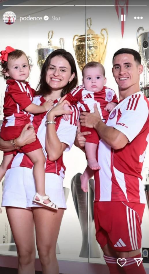 Daniel Podence celebrating his return to Olympiacos
