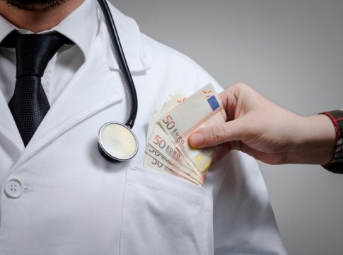 «Όταν μου ζήτησε τα χρήματα, πάγωσα» – Τι λέει η γυναίκα που κατήγγειλε τον καρδιοχειρουργό για φακελάκι