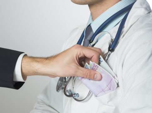Αναβλήθηκε η δίκη του γιατρού με το «φακελάκι» – Ελεύθερος με περιοριστικούς όρους