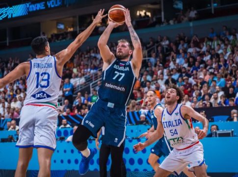 Ασύλληπτος Ντόντσιτς, έχει πετύχει 30 πόντους στο πρώτο ημίχρονο απέναντι στην Ιταλία (vid)