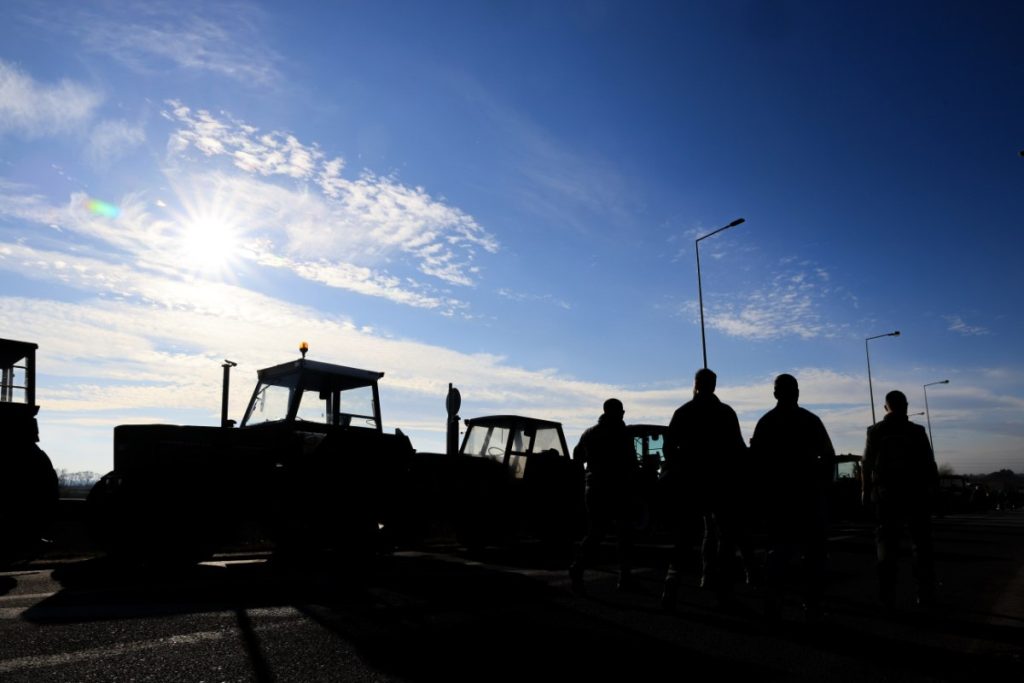 Κινητοποιήσεις: Αγρότες απέκλεισαν αιφνιδιαστικά την Εθνική Οδό Θεσσαλονίκης – Μουδανιών