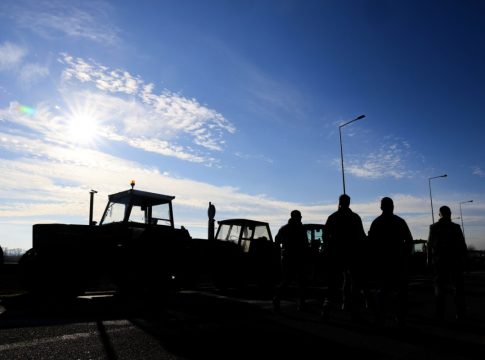 Κινητοποιήσεις: Αγρότες απέκλεισαν αιφνιδιαστικά την Εθνική Οδό Θεσσαλονίκης – Μουδανιών