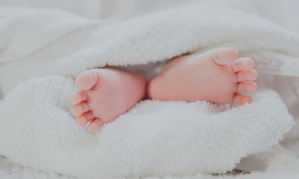 Έλληνας δήμαρχος δίνει 1.000 ευρώ επίδομα σε κάθε ζευγάρι κάθε φορά που κάνει παιδί – Δες σε ποια πόλη