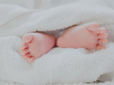 Έλληνας δήμαρχος δίνει 1.000 ευρώ επίδομα σε κάθε ζευγάρι κάθε φορά που κάνει παιδί – Δες σε ποια πόλη