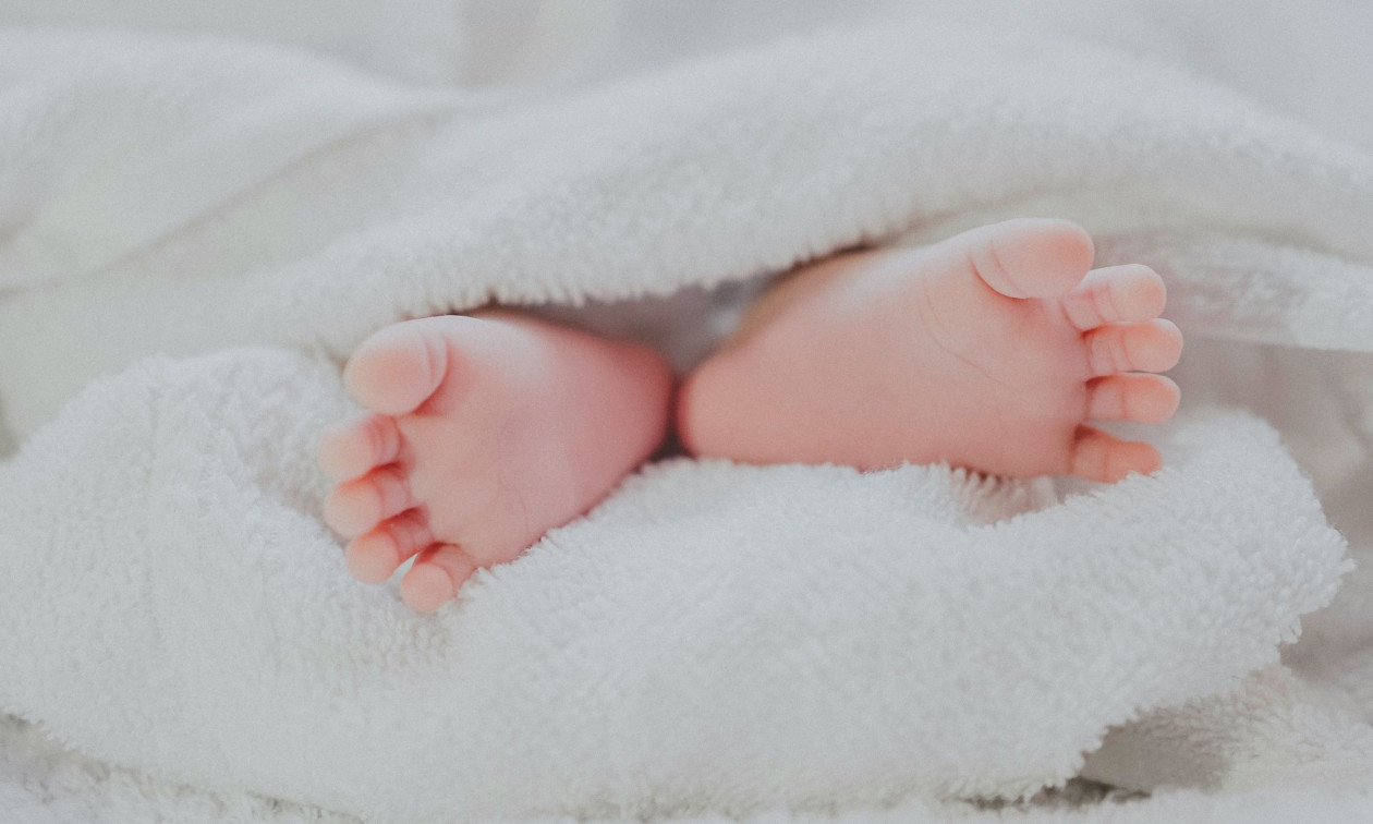 Έλληνας δήμαρχος δίνει 1.000 ευρώ επίδομα σε κάθε ζευγάρι κάθε φορά που κάνει παιδί – Δες σε ποια πόλη