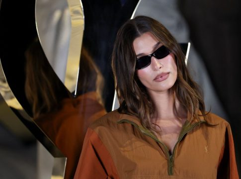 Η Χέιλι Μπίμπερ δε φοβάται την ομορφιά της κι ανεβάζει σέξι φωτογραφίες από το υπνοδωμάτιό της