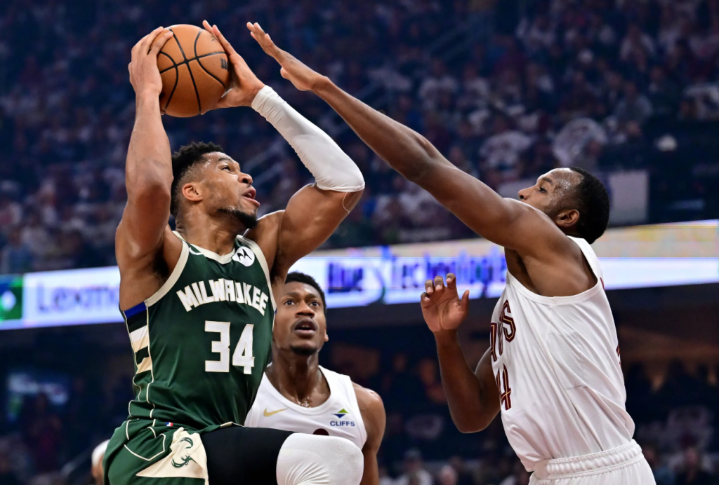 Καβαλίερς – Μπακς 118-113: Πρώτη ήττα για το Μιλγουόκι, παρά τη 40άρα του Γιάννη