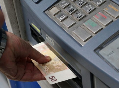 Έκτακτο επίδομα 250 ευρώ στον λογαριασμό σου – 500 ευρώ για τα παντρεμένα ζευγάρια (vid)