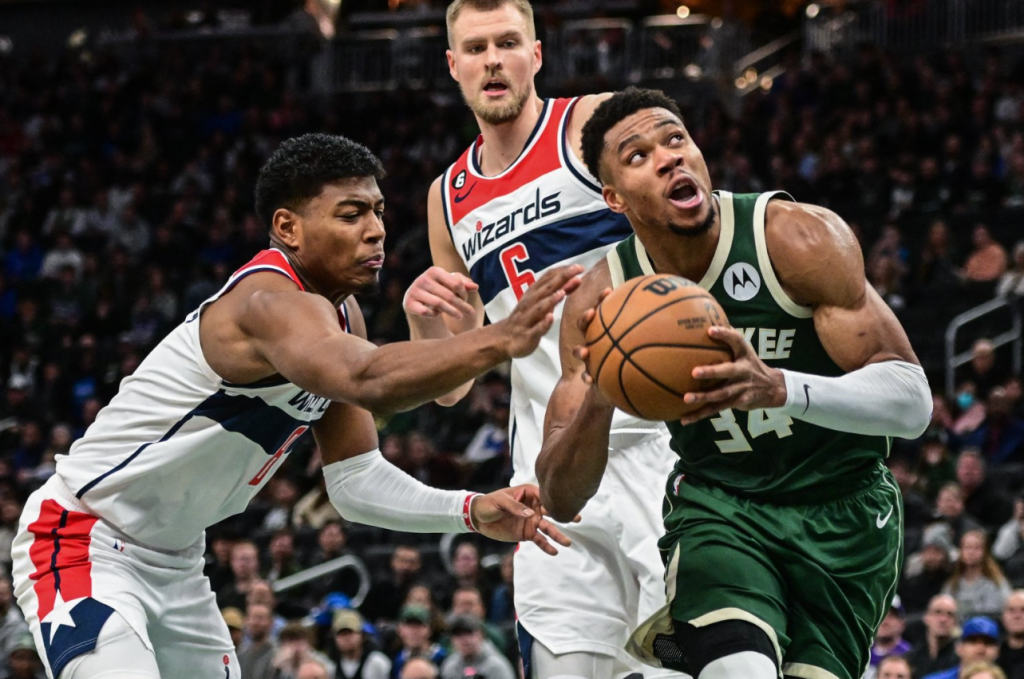 Το έκανε και αυτό ο Αντετοκούνμπο: Ασύλληπτη επίδοση στο ξεκίνημα του ΝΒΑ (vids)