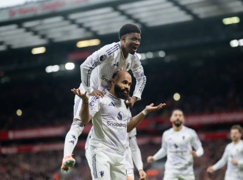 Λίβερπουλ – Μάντσεστερ Γιουνάιτεντ 1-2: Οι Reds τα… έσπασαν, οι «κόκκινοι διάβολοι» τα έβαλαν και πήραν το ντέρμπι