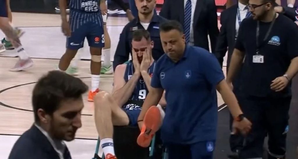Σοκ με Παπαγιάννη στην Εφές – Χτύπησε σοβαρά και αποχώρησε με κλάματα (vid)