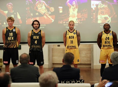 Η ΑΕΚ παρουσίασε τις νέες της φανέλες – Το μήνυμα του Μάκη Αγγελόπουλου (pics)
