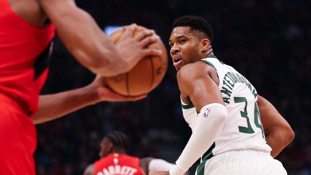 Γιάννης Αντετοκούνμπο: «Λατρεύω όταν με μαρκάρουν νεότεροι παίκτες, είναι το απόλυτο σημάδι σεβασμού» (vid)