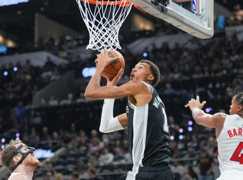 Απίθανο lay up με περιστροφή 360 μοιρών του Γουεμπανιάμα (vid)