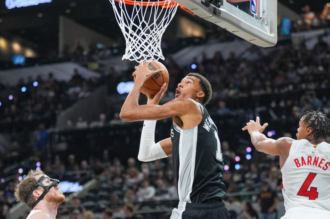 Απίθανο lay up με περιστροφή 360 μοιρών του Γουεμπανιάμα (vid)