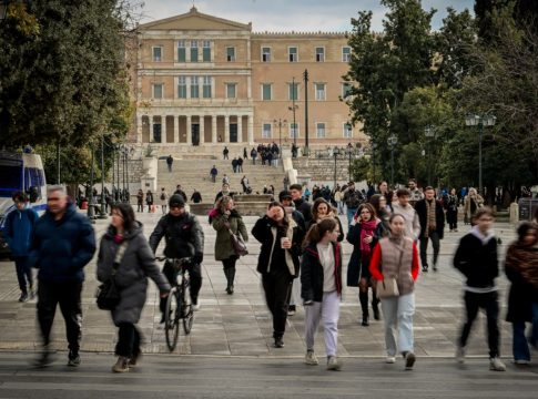 Δημοσκόπηση: Επιλέγουν το «χάος» έναντι Μητσοτάκη – «Καμία βελτίωση» στην οικονομία για την πλειοψηφία